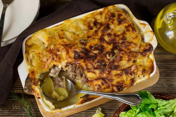 Horno plato de patata gratinado con carne picada y salsa de bechamel —  Fotos de Stock