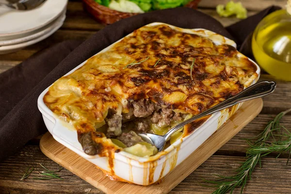 Oven dish potato gratin with minced beef and bechamel sauce — Stock Photo, Image