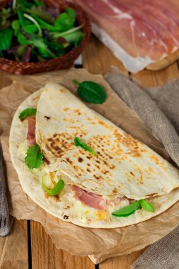 İtalyan gözleme piadina prosciutto jambonu ve mozzarella Che