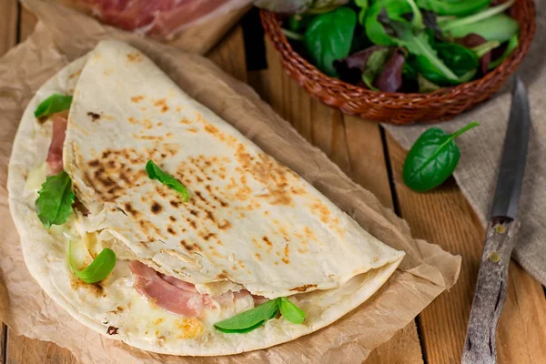 Piadina de pan plano italiano con jamón prosciutto y mozzarella che — Foto de Stock