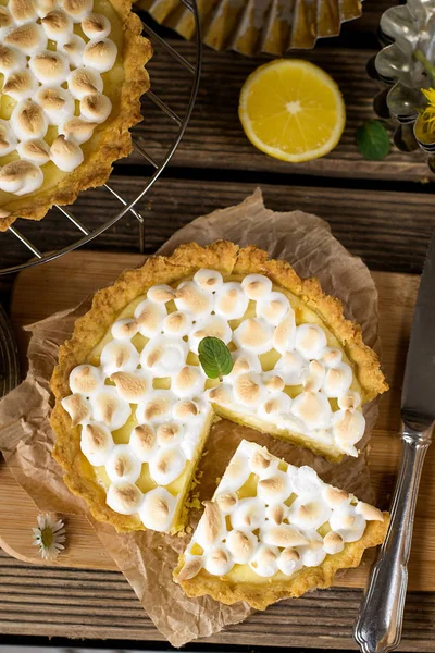 Сладкий лимонный пирог с безе на десерт — стоковое фото