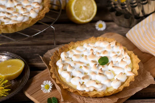 Zoete citroen meringue taart voor het dessert — Stockfoto