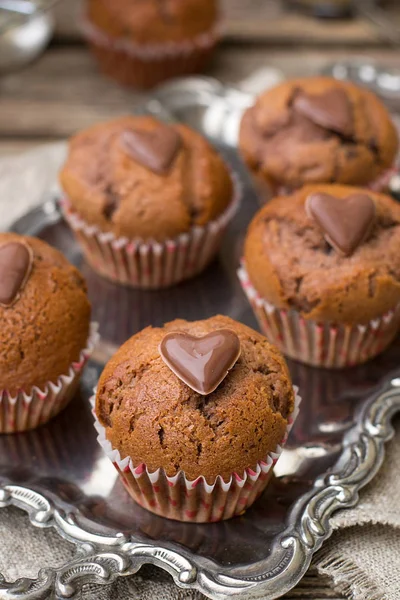 Magdalenas de chocolate con chips de chocolate y corazón de chocolate — Foto de Stock