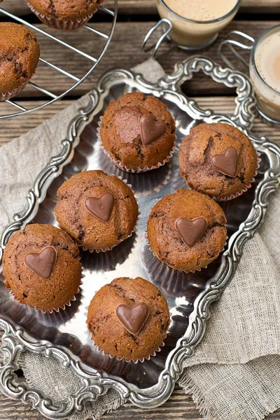 Muffins de chocolate com chips de chocolate e coração de chocolate — Fotografia de Stock