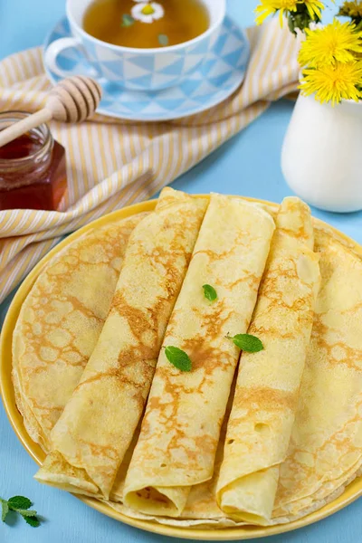 Stapel van dunne pannenkoeken pannenkoeken voor het ontbijt met honing en thee — Stockfoto