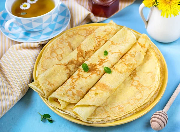 Stack of thin pancakes crepes for breakfast with honey and tea — Stock Photo, Image