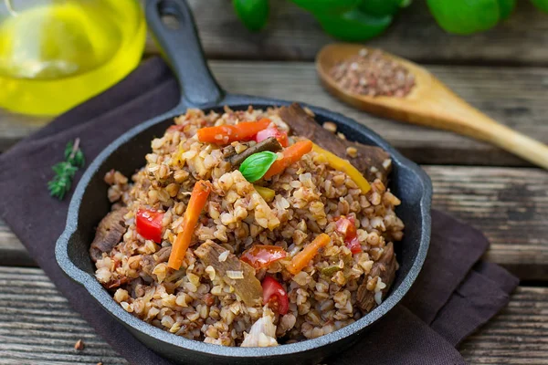 Porridge di grano saraceno kasha con pomodoro, carote, funghi — Foto Stock