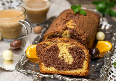 Çikolata ve turuncu mermer kek kahve ile görev yaptı.