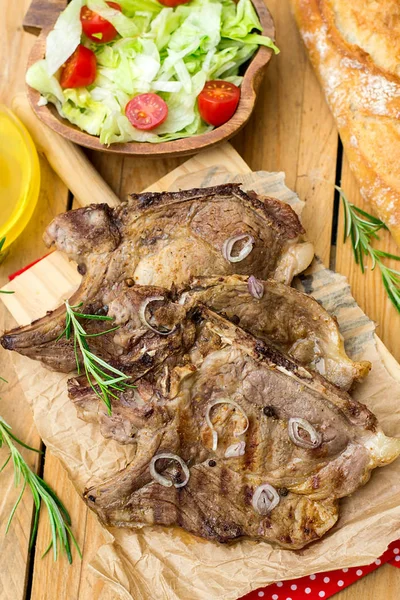 Grilled pork chops with shallots and rosemary — Stock Photo, Image