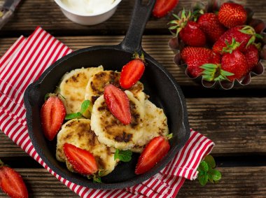 Kızarmış peynir kuark krep çilek ile görev yaptı.