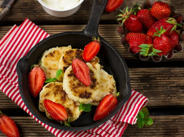 Fried cottage cheese quark pancakes served with strawberries — Stock Photo, Image