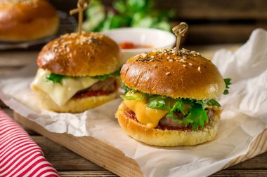Mini çizburger sürgü kıyma, kaşar, marul ile bir