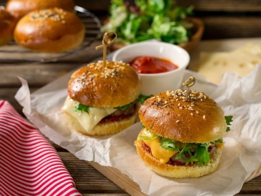 Mini çizburger sürgü kıyma, kaşar, marul ile bir