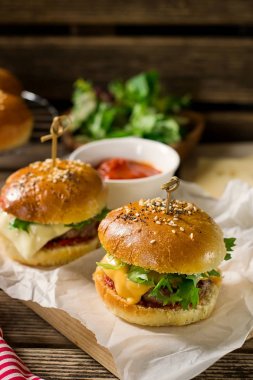 Mini çizburger sürgü kıyma, kaşar, marul ile bir