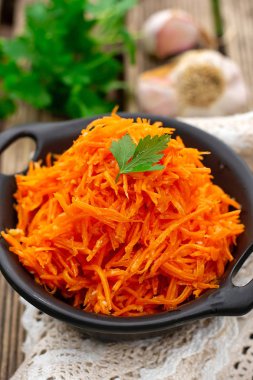 Sarımsaklı havuçlu Kore usulü havuç salatası.