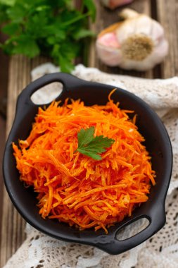 Sarımsaklı havuçlu Kore usulü havuç salatası.