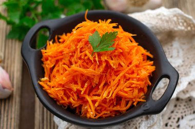 Sarımsaklı havuçlu Kore usulü havuç salatası.