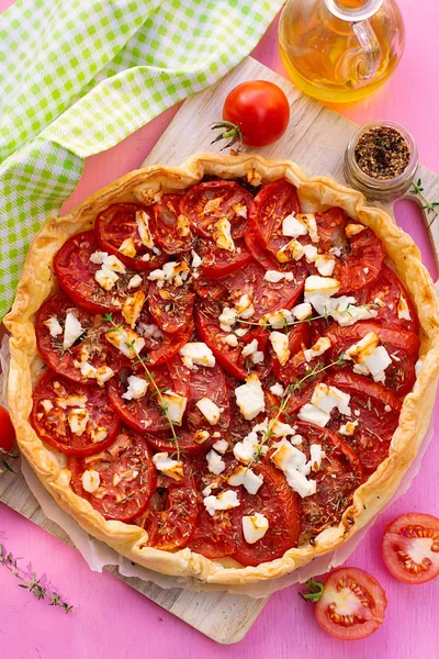 Heerlijke tomatentaart met mosterd, feta kaas en tijm — Stockfoto
