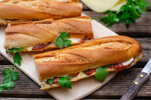 Sándwich de baguette al horno con queso, jamón y tomate —  Fotos de Stock