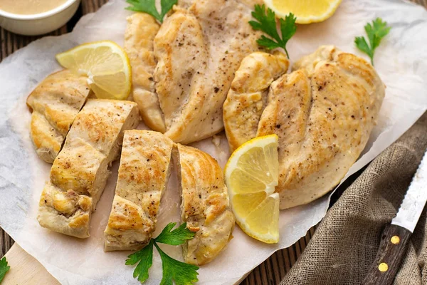 Grilled chicken breasts with pepper and lemon sauce — Stock Photo, Image