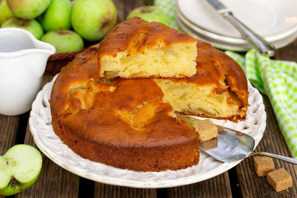 Zoete fruitcake met verse appels en kaneel — Stockfoto