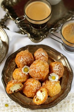 Ev yapımı choux hamur işi profiterol ve tatlı krem şantili 