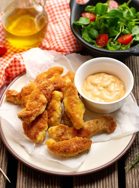 Pépites de poulet panées maison avec laitue — Photo