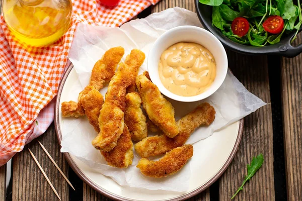 Pépites de poulet panées maison avec laitue — Photo