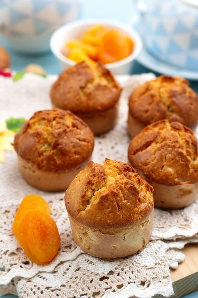 Zelfgemaakte zoete muffins met gedroogde abrikozen — Stockfoto