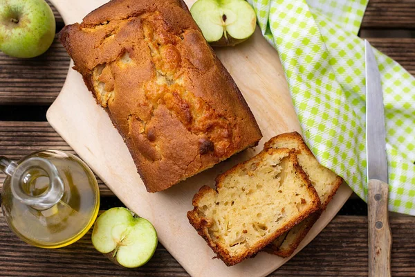 用橄榄油自制的甜苹果蛋糕 — 图库照片
