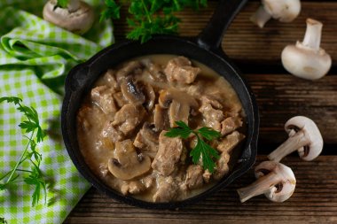 Yumuşak soslu mantarlı domuz güveci.