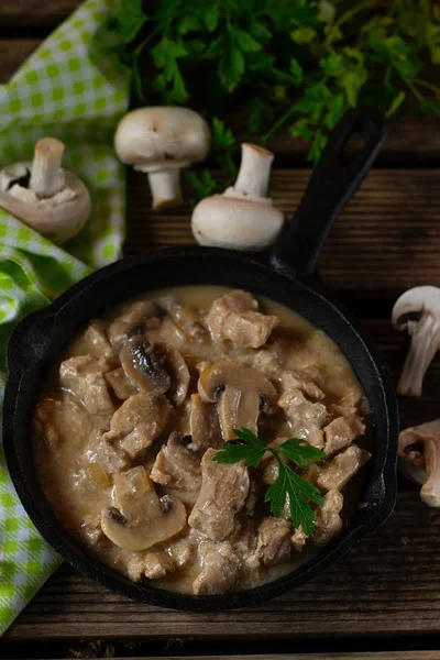 Langsam gekochter Schweineeintopf mit Pilzen in cremiger Sauce — Stockfoto