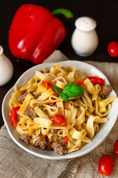 Nudeln Mit Hackfleisch Paprika Und Kirschtomaten — Stockfoto