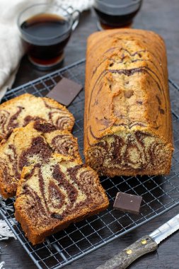 Vanilyalı tatlı mermer kek ve kahveli çikolata.