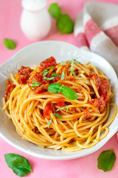 トマトとバジルをトマトソースでイタリアのパスタスパゲティ — ストック写真