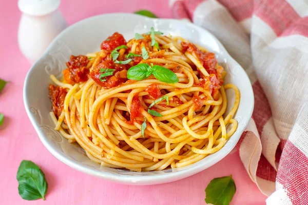 Esparguete Macarrão Italiano Com Tomate Manjericão Molho Tomate — Fotografia de Stock