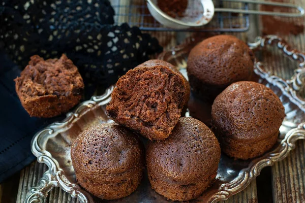 Sladké Čokoládové Muffiny Čokoládovými Lupínky Kakaovým Práškem — Stock fotografie