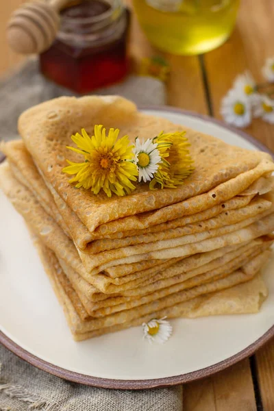 Thin French Pancakes Crepes Served Honey Yellow Flowers — Stock Photo, Image