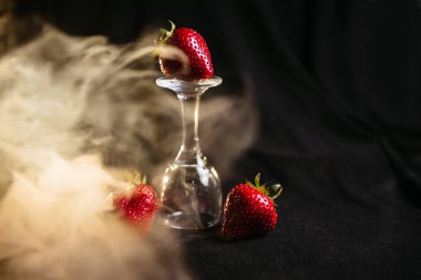 Bardakta dumanlı çilek.