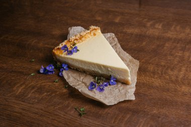 Tahta üzerinde vanilyalı cheesecake..