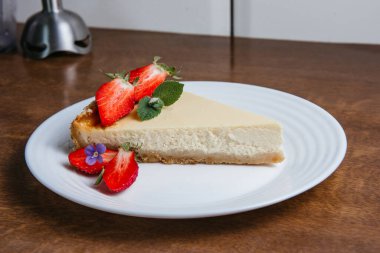 Vanilyalı Cheesecake. Taze çilek. Naneli