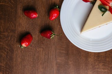 Çilekli cheesecake. Yukarıdan bak. Sağ üst köşede.