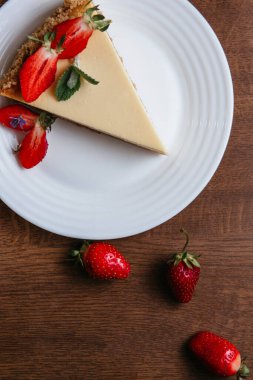 Tabakta ev yapımı cheesecake üçgeni. Dikey çerçeve