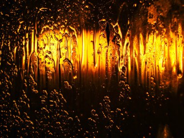 Bardaktan boşanırcasına yağmur yağıyor.