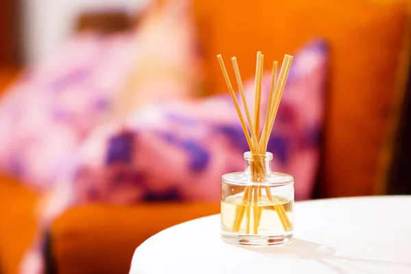 Renkli bir odada cam bir ruh şişesi.