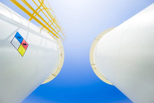 mavi merdivenli depolama tankları