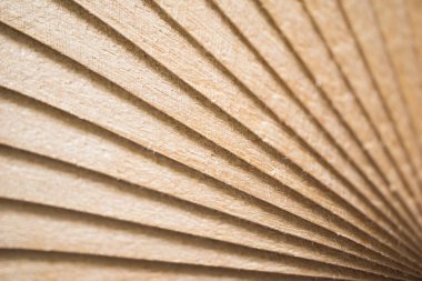 Ahşap tahtalar marangozluk bakış açısıyla kesilmiş.