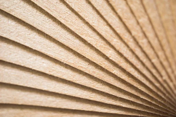 Ahşap tahtalar marangozluk bakış açısıyla kesilmiş.