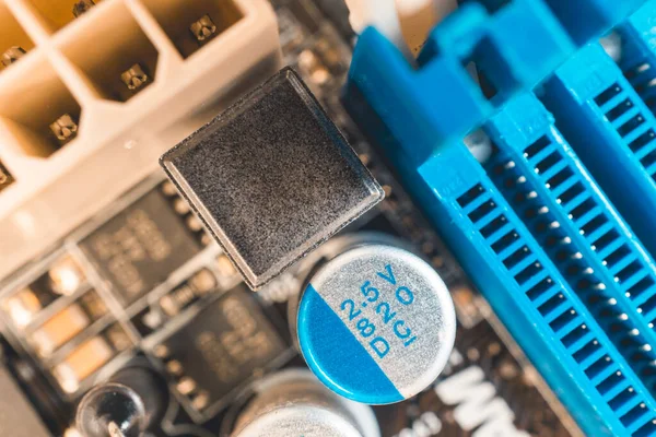 Bilgisayar ana kart kapasitörünün eski teknoloji ürünü.