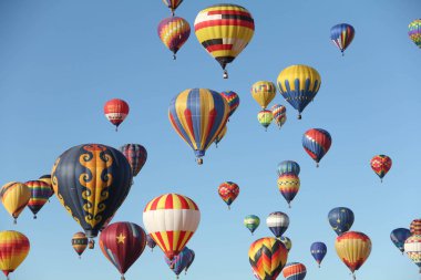 Yüzen sıcak hava balonları